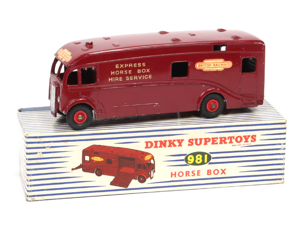 Lot 255 - DINKY TOYS (GB) (1)