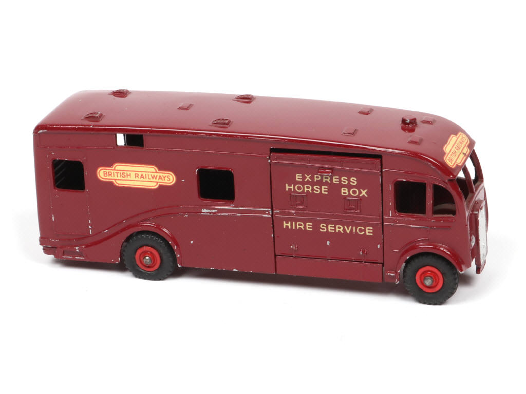Lot 255 - DINKY TOYS (GB) (1)