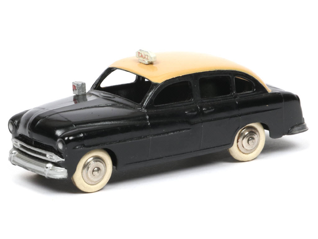 Lot 307 - DINKY TOYS (FRANCE) (1)