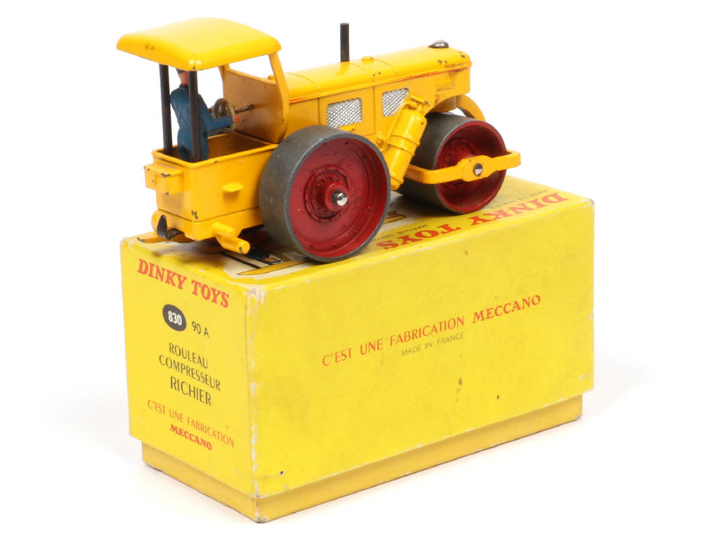 Lot 223 - DINKY TOYS (FRANCE) (1)