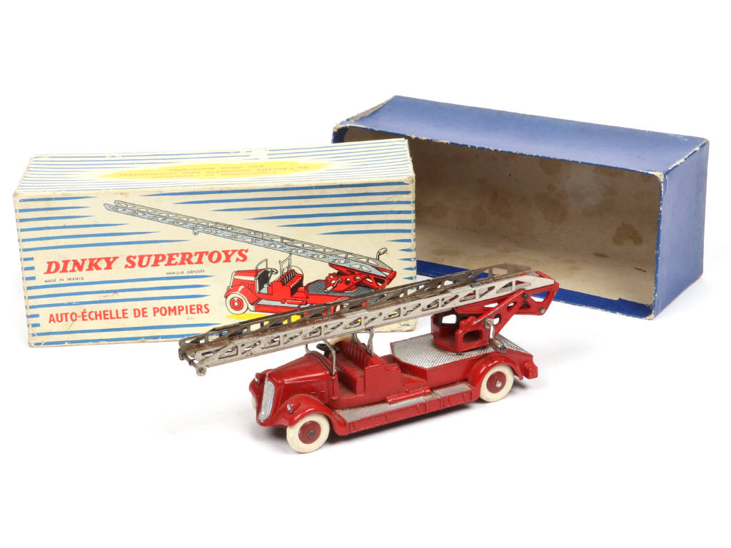 Lot 227 - DINKY TOYS (FRANCE) (1)