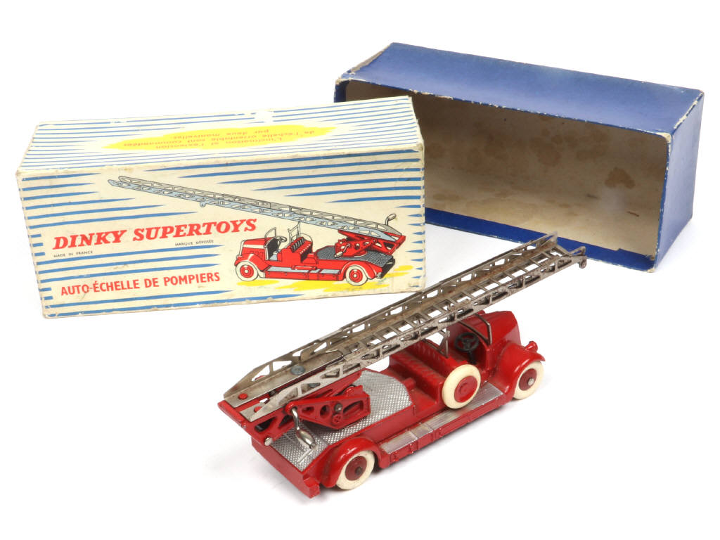 Lot 227 - DINKY TOYS (FRANCE) (1)