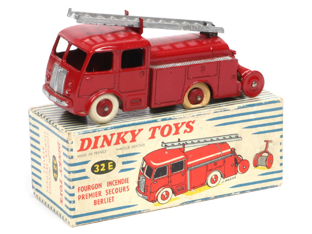 Lot 230 - DINKY TOYS (FRANCE) (1)