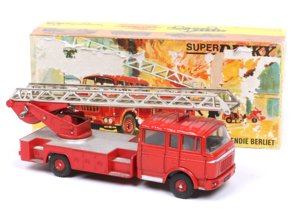 Lot 335 - DINKY TOYS (FRANCE) (1)