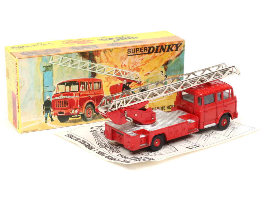 Lot 334 - DINKY TOYS (FRANCE) (1)