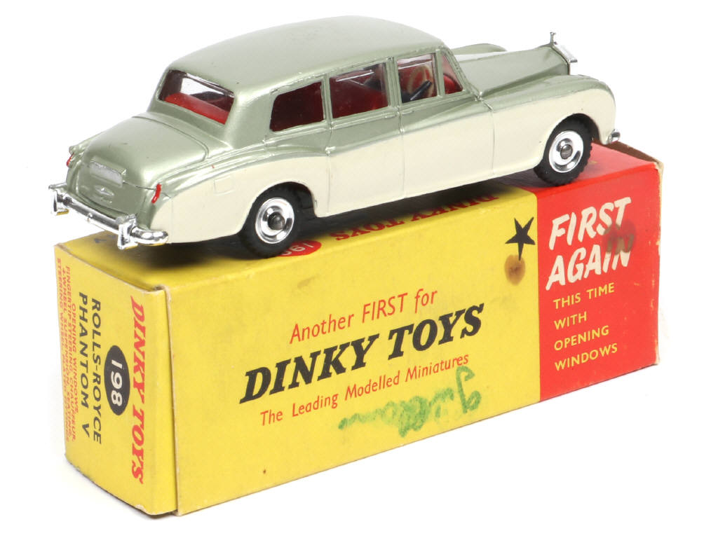 Lot 284 - DINKY TOYS (GB) (1)