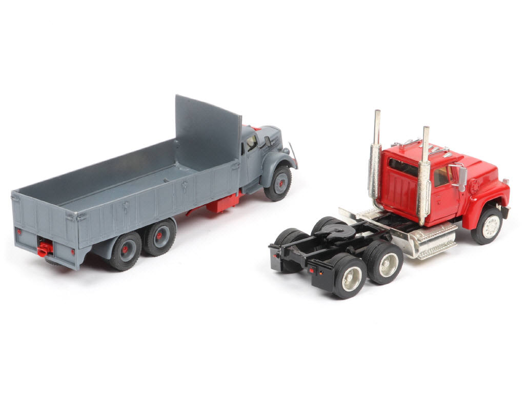 Lot 165 - DIVERS (2)