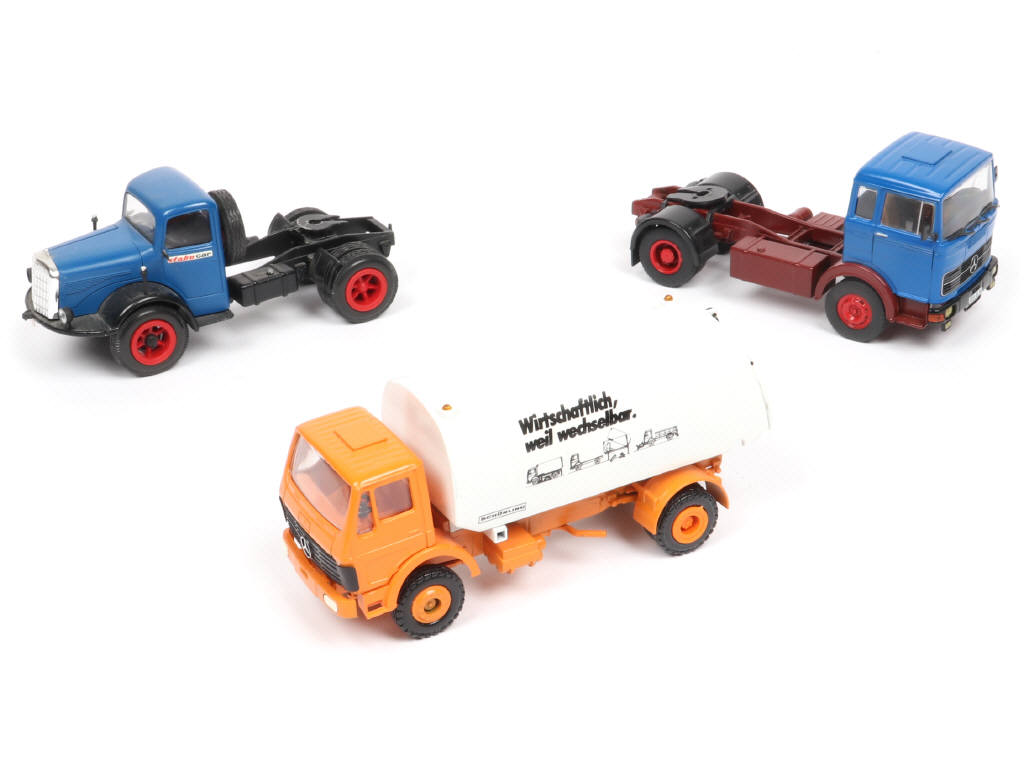 Lot 168 - DIVERS (3)