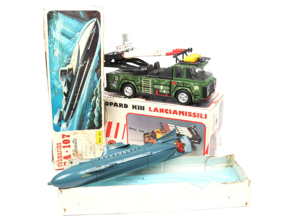 Lot 75 - DIVERS (2)
