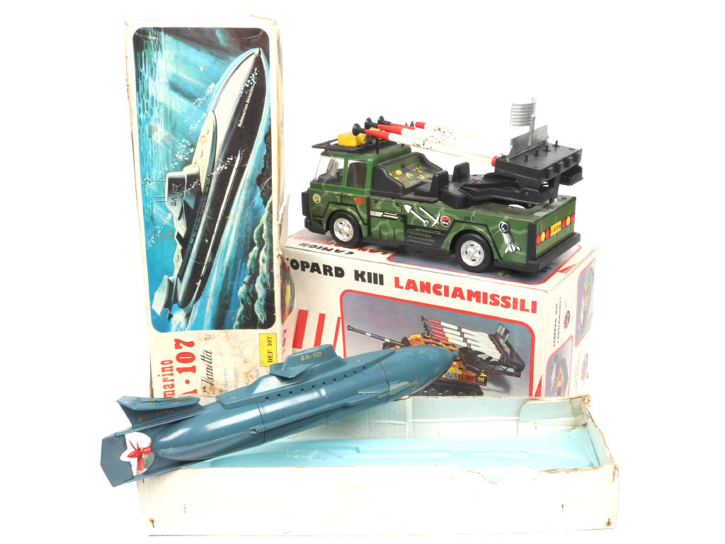 Lot 75 - DIVERS (2)