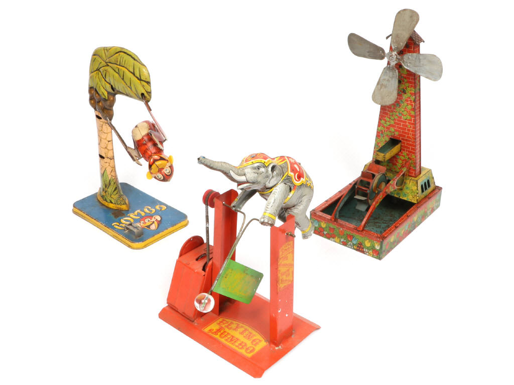 Lot 392 - DIVERS (3)