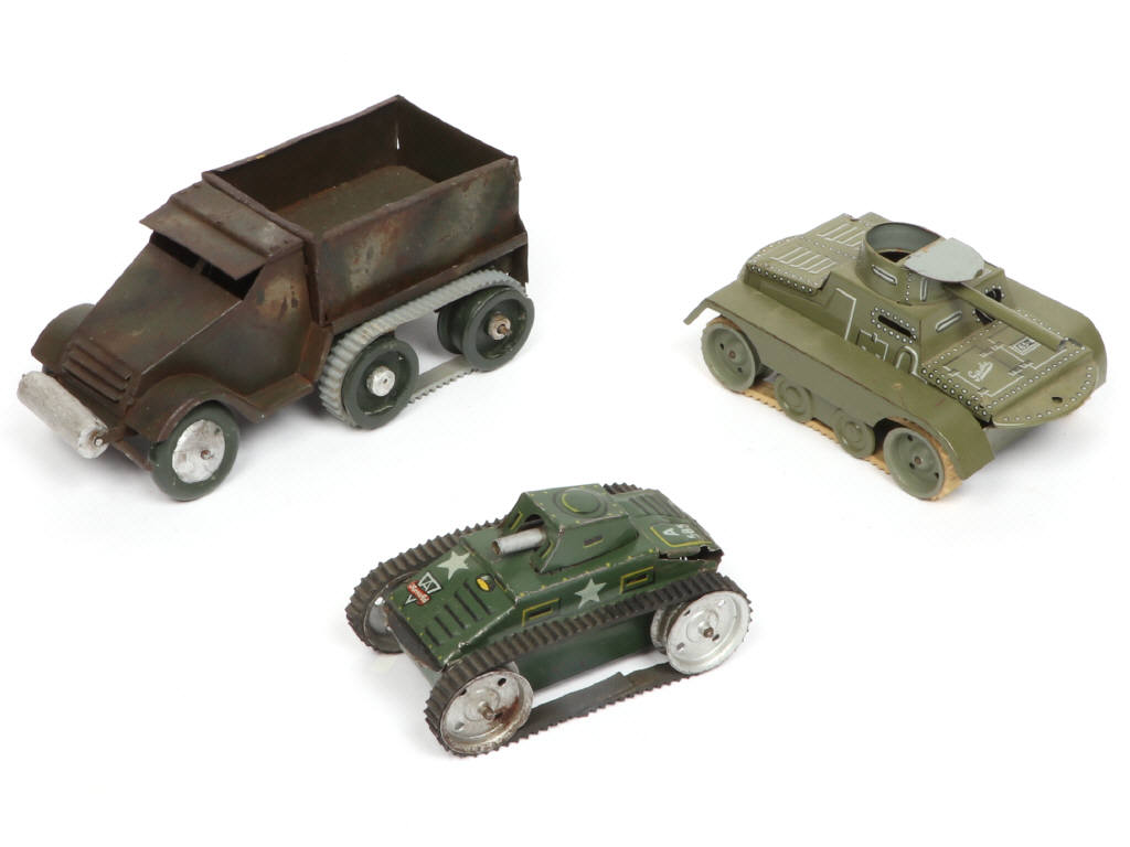 Lot 310 - DIVERS (3)