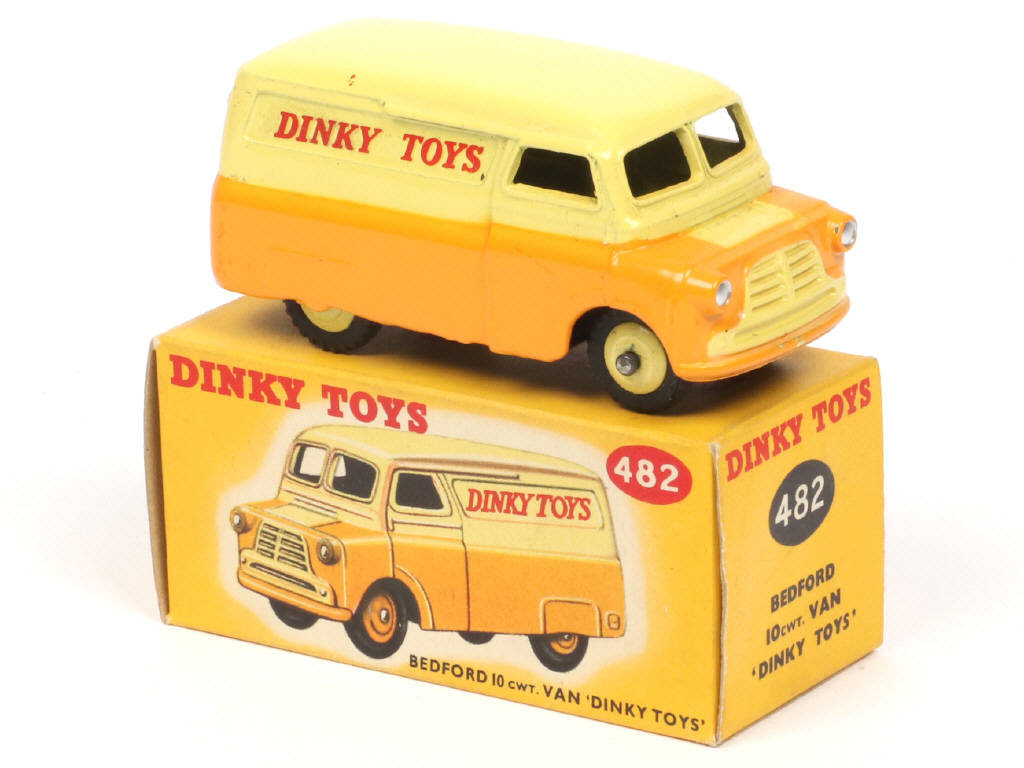 Lot 687 - DINKY TOYS (GB) (1)