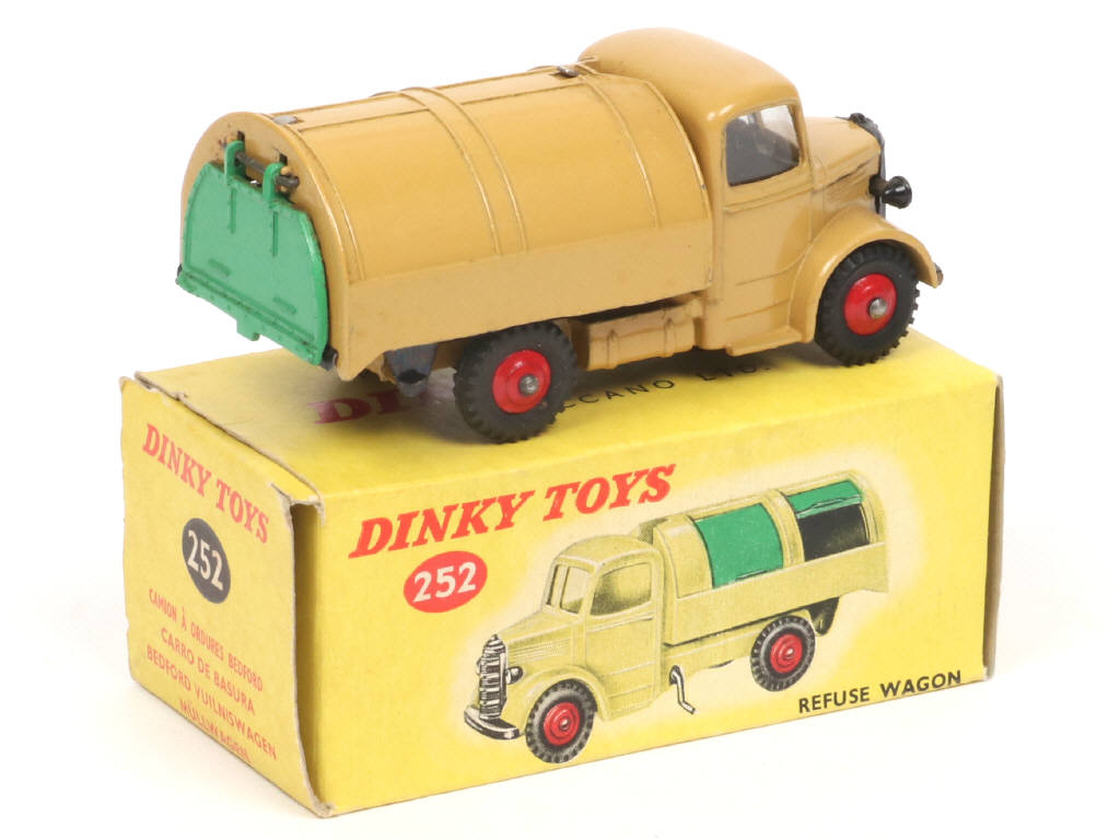 Lot 693 - DINKY TOYS (GB) (1)