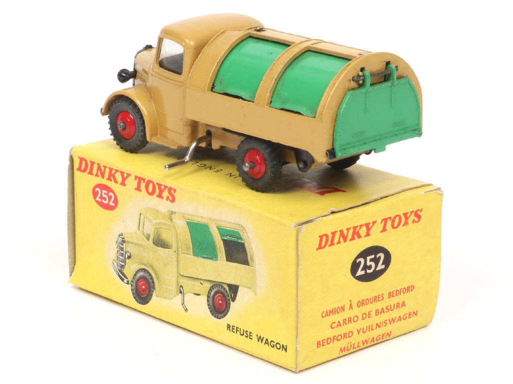 Lot 693 - DINKY TOYS (GB) (1)