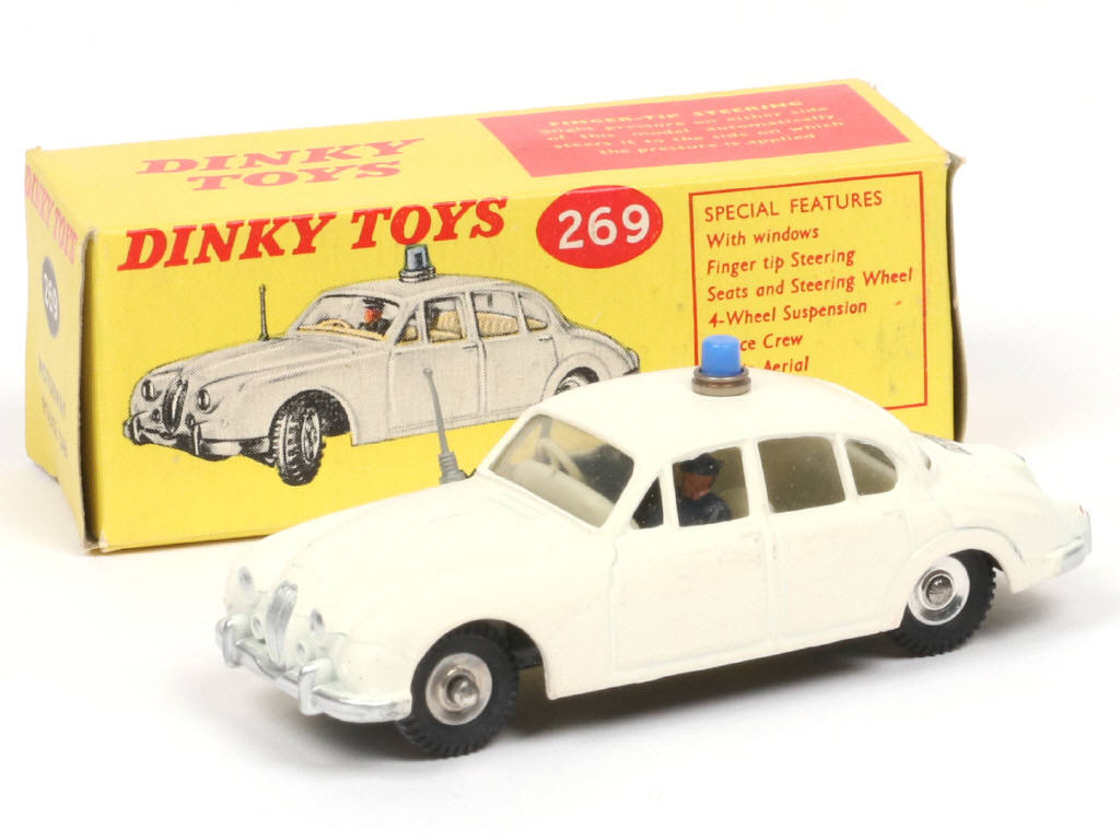 Lot 679 - DINKY TOYS (GB) (1)