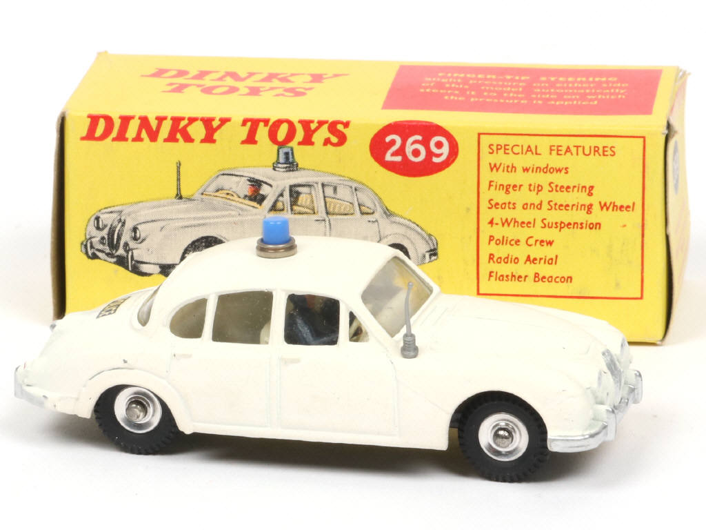 Lot 679 - DINKY TOYS (GB) (1)