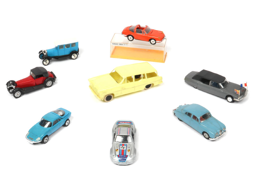 Lot 141 - DIVERS (8)