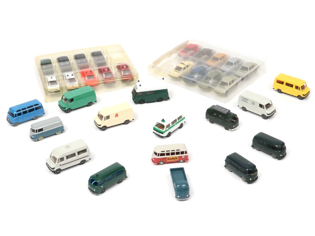 Lot 174 - DIVERS (HO) (37)