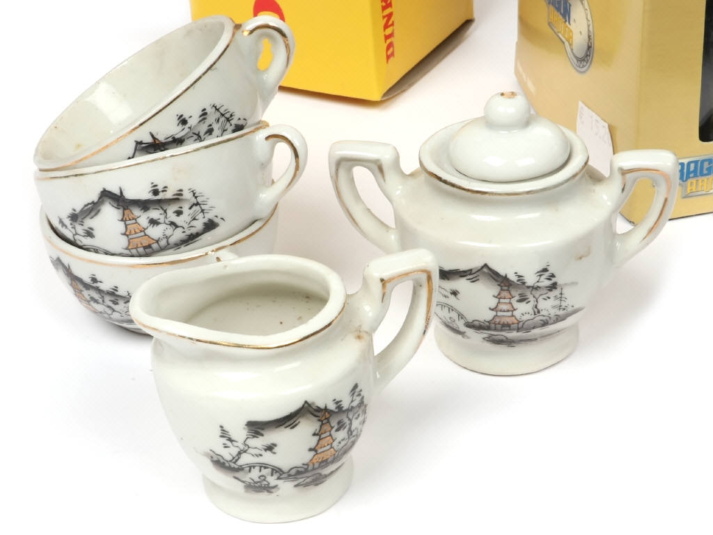 Lot 124 - DIVERS (8)