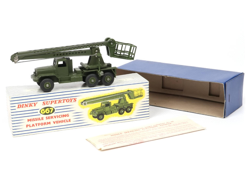 Lot 262 - DINKY TOYS (GB) (1)