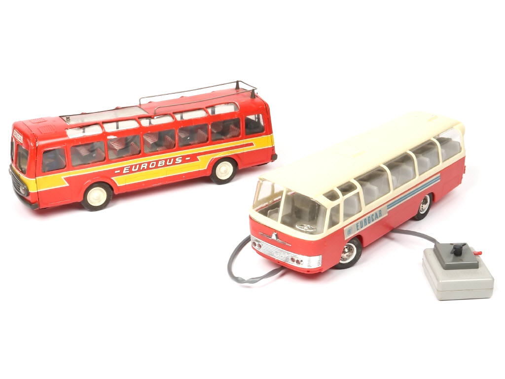 Lot 100 - DIVERS (2)