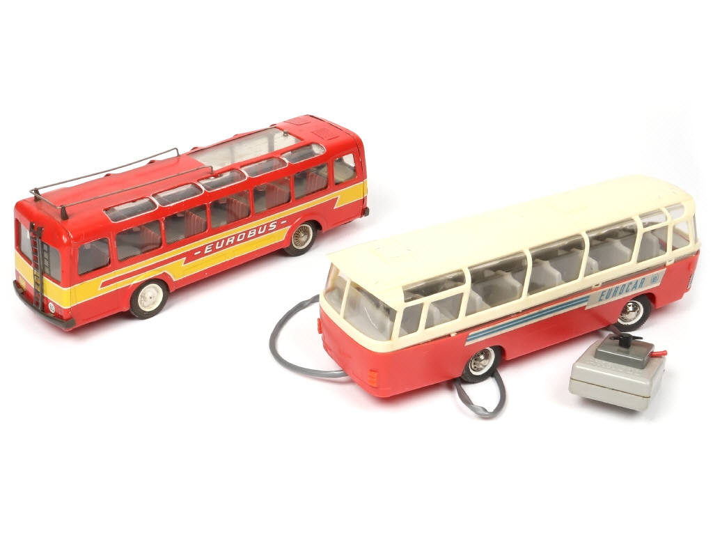 Lot 100 - DIVERS (2)