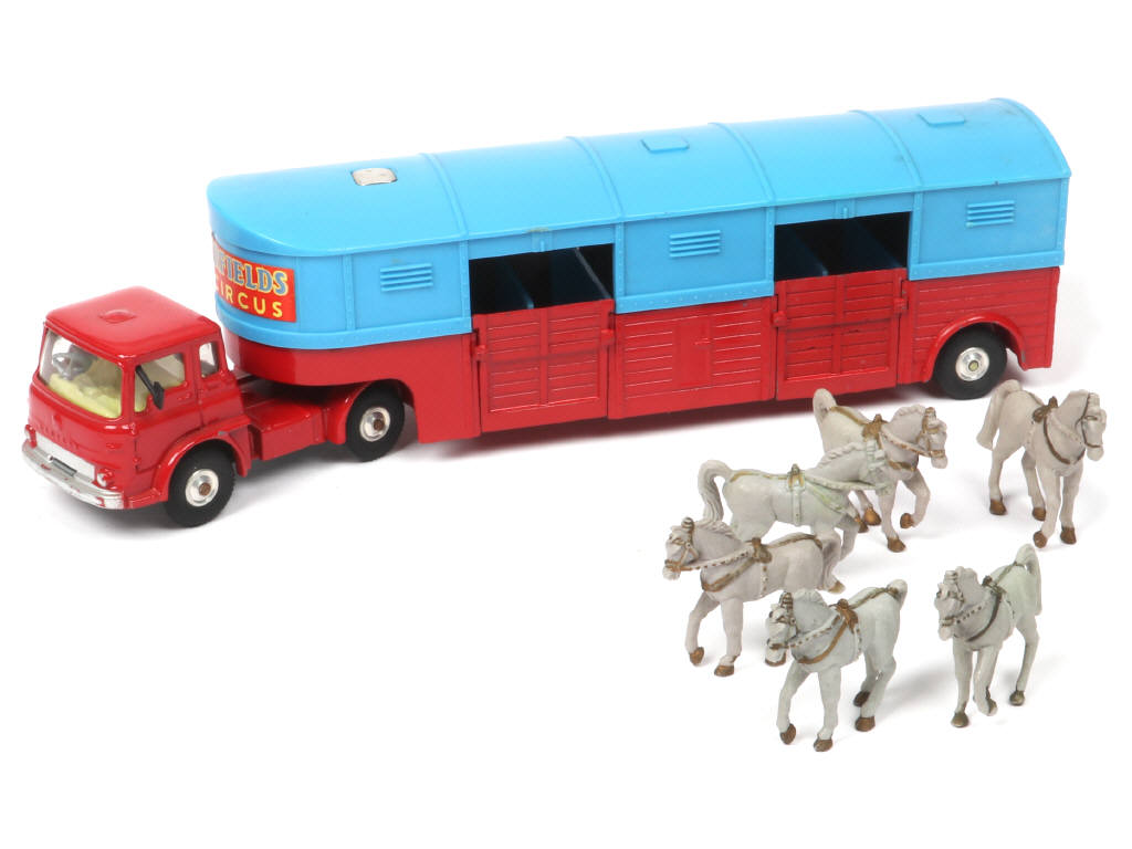 Lot 211 - CORGI TOYS (GB) (1)