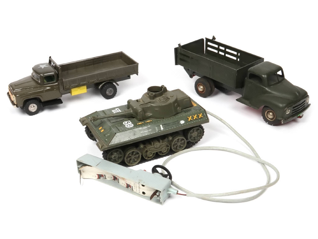Lot 36 - DIVERS (3)