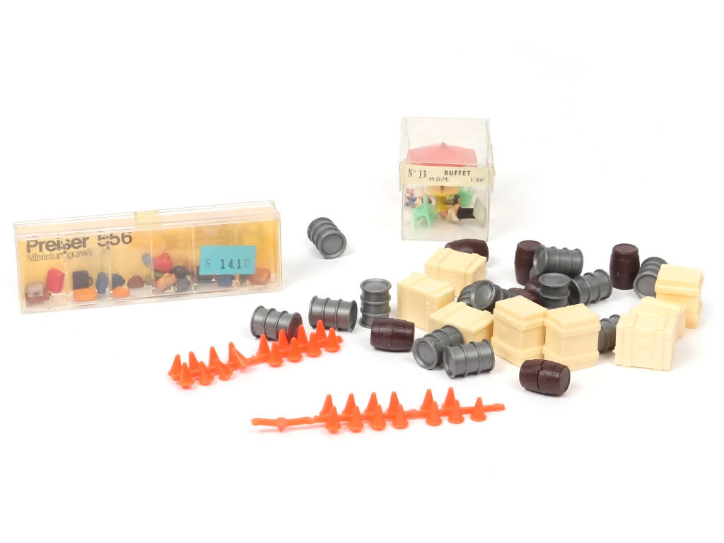 Lot 136 - DINKY TOYS (FRANCE) (1)