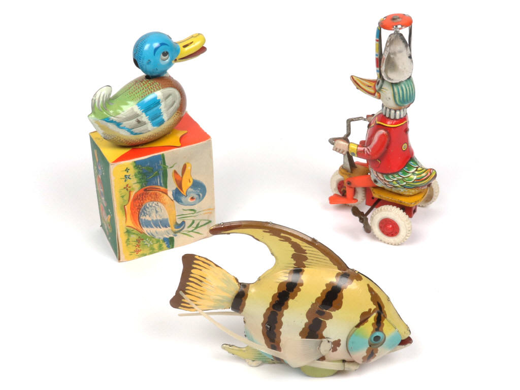 Lot 148 - DIVERS (3)