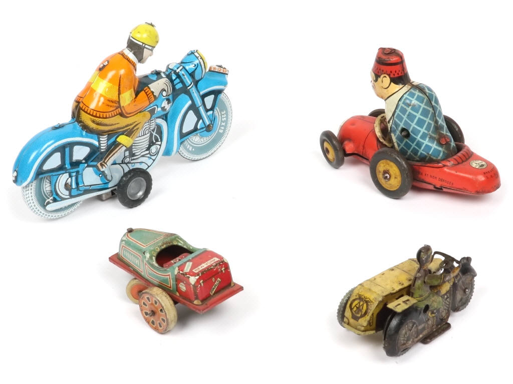 Lot 123 - DIVERS (4)