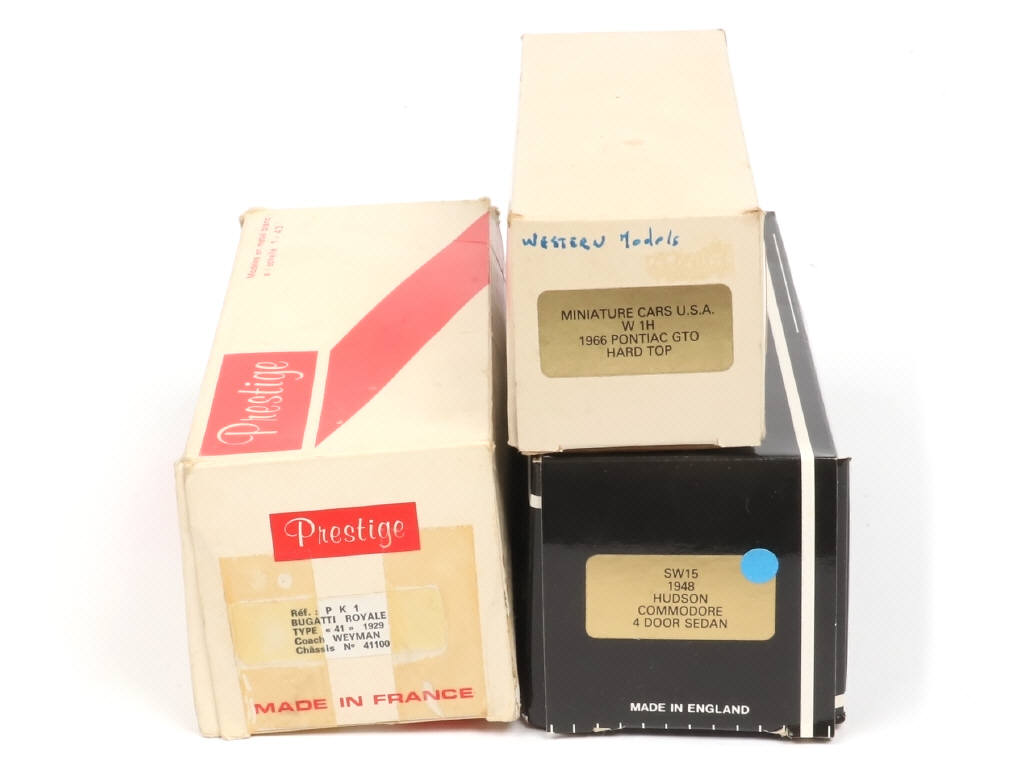 Lot 202 - DIVERS (3)