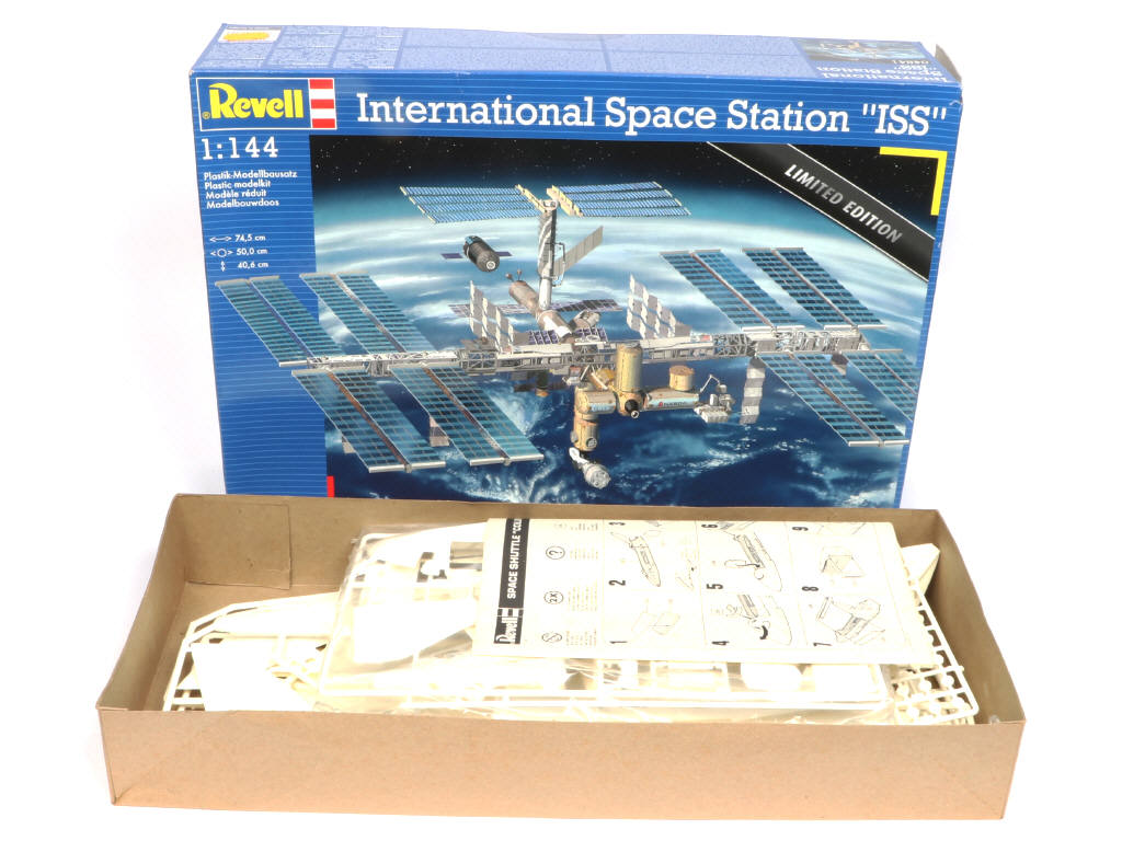 Lot 25 - REVELL (USA) (2)
