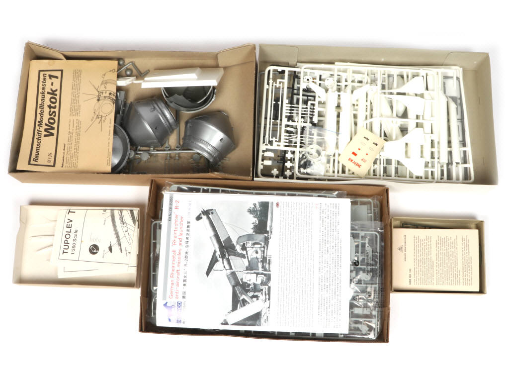 Lot 46 - DIVERS (5)