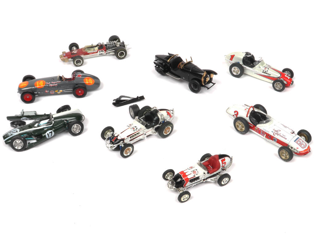 Lot 145 - DIVERS (8)