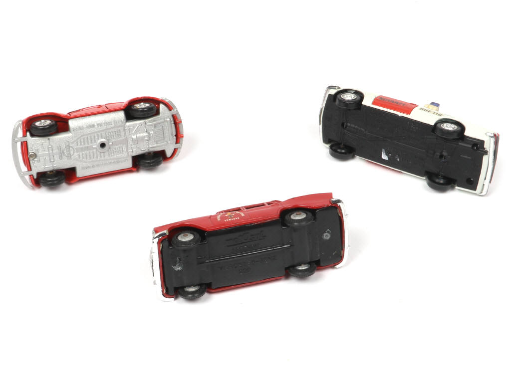 Lot 136 - DIVERS (3)