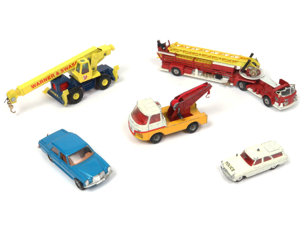 Lot 219 - CORGI TOYS (GB) (5)