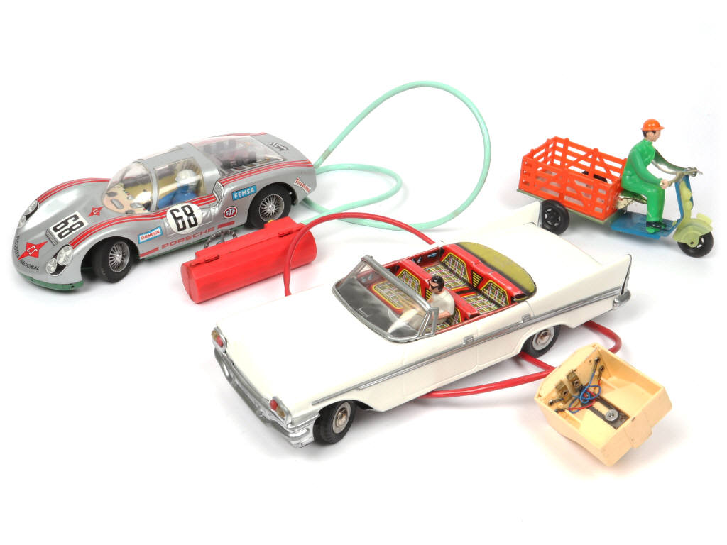 Lot 124 - DIVERS (3)