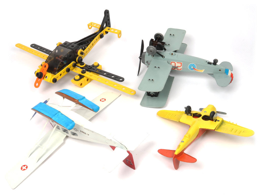 Lot 127 - DIVERS (4)