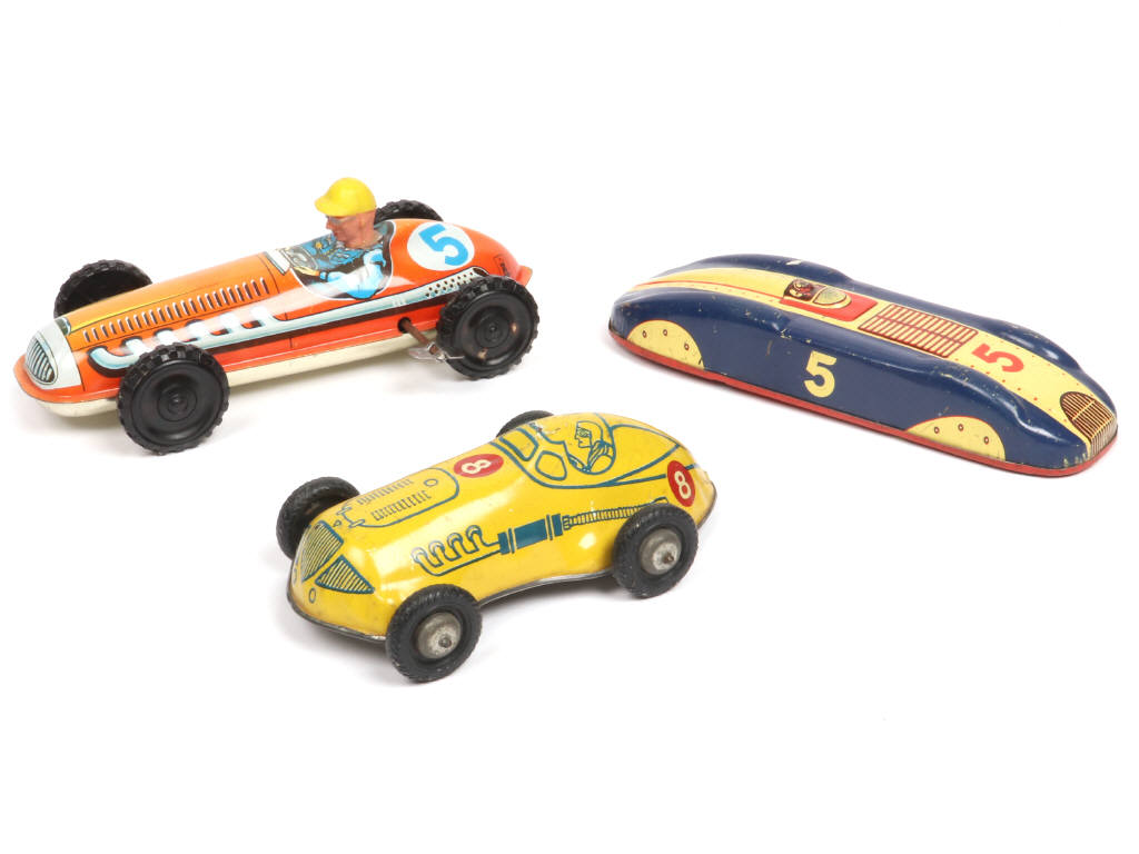 Lot 125 - DIVERS (3)