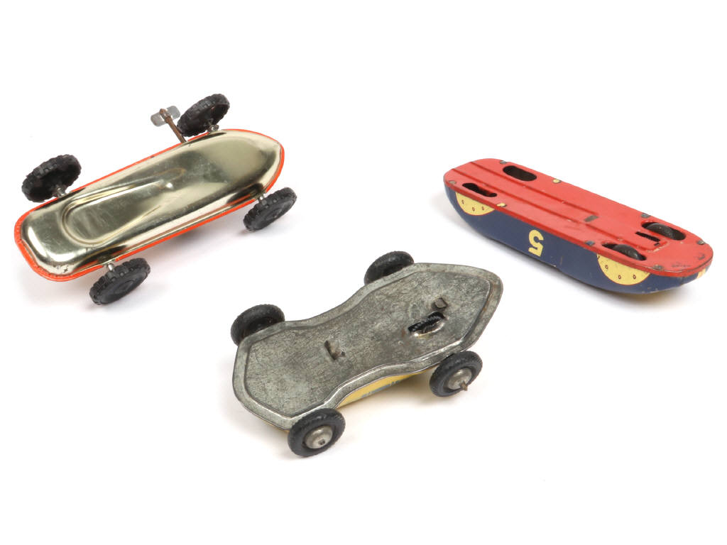 Lot 125 - DIVERS (3)