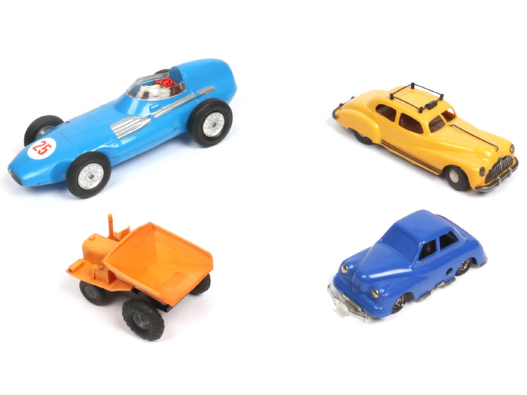 Lot 130 - DIVERS (4)