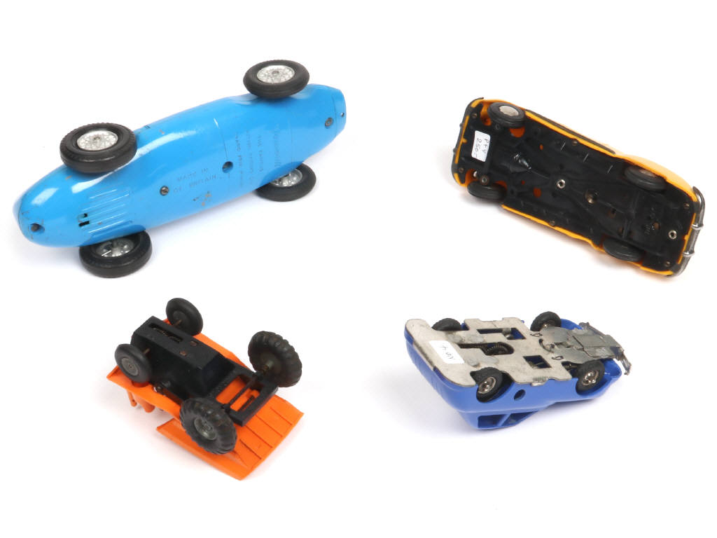 Lot 130 - DIVERS (4)