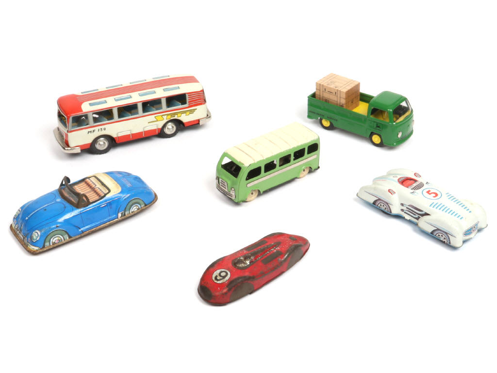 Lot 183 - DIVERS (6)