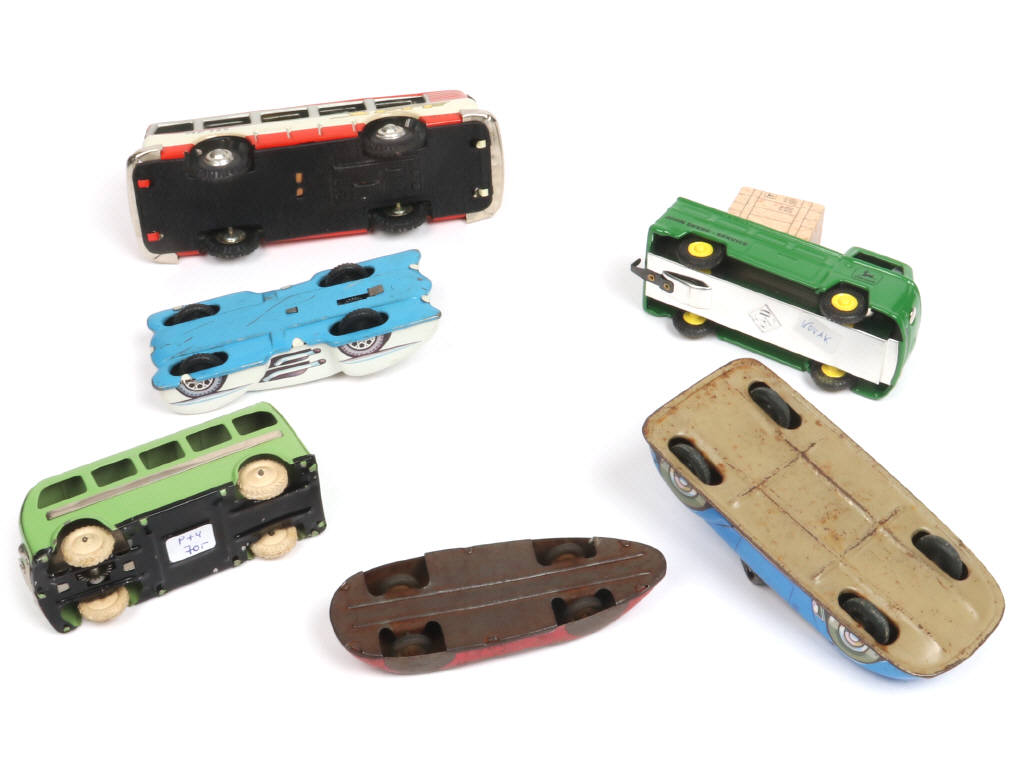 Lot 183 - DIVERS (6)