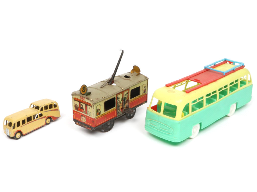 Lot 224 - DIVERS (3)