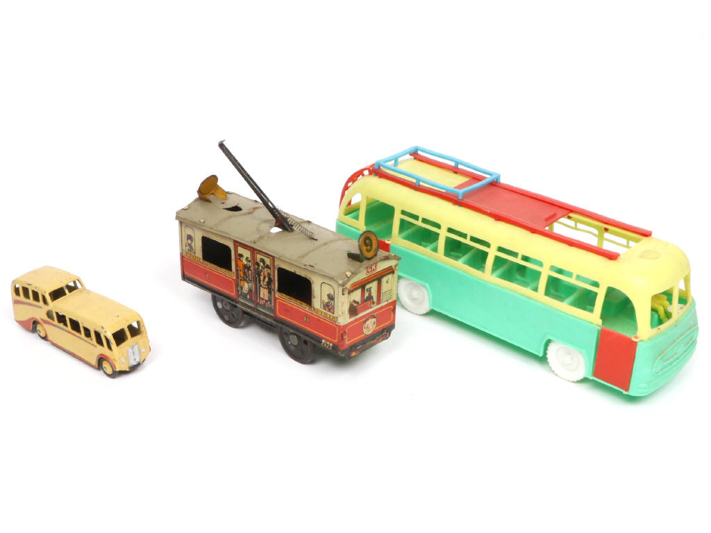 Lot 224 - DIVERS (3)