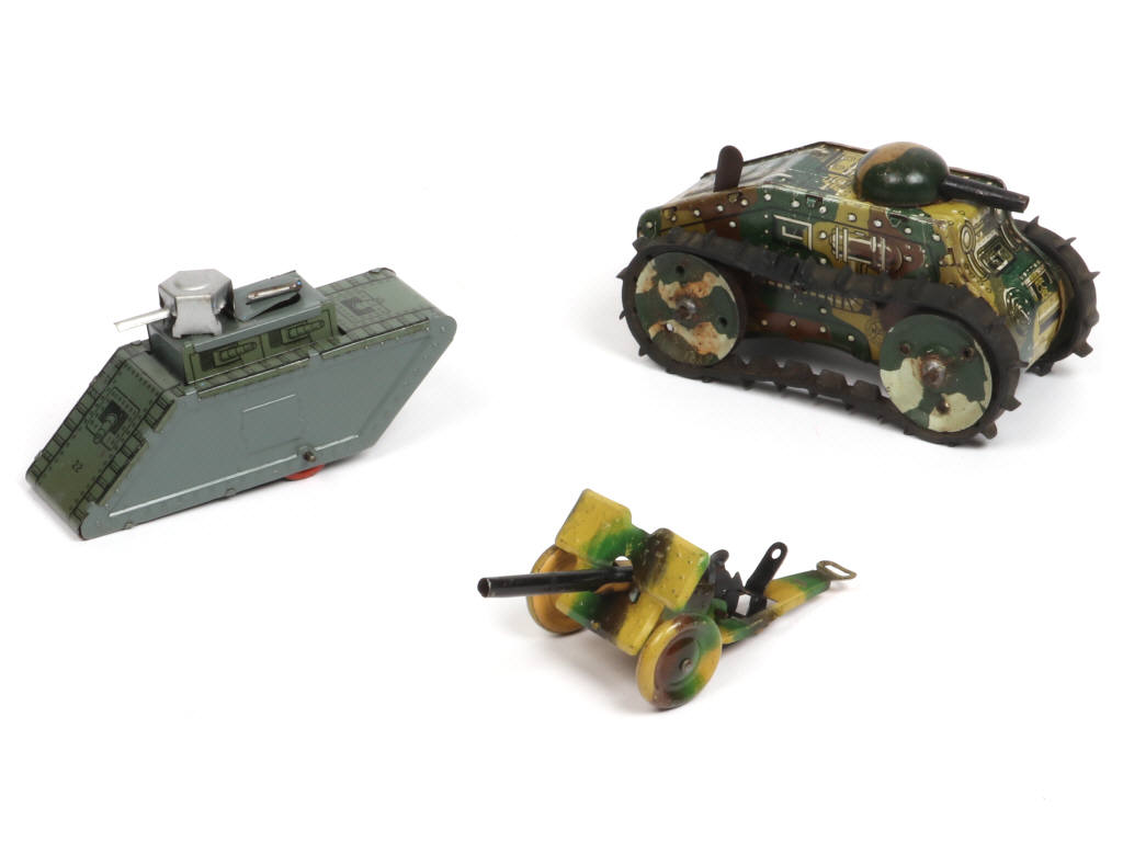 Lot 127 - DIVERS (3)