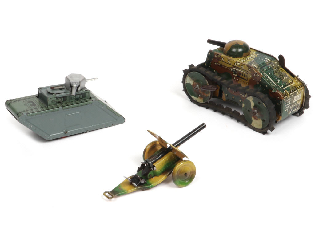 Lot 127 - DIVERS (3)